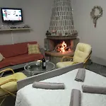 Giannis, A Breath Away From Athens! Apartman